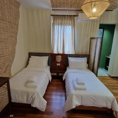 Bujtina Behram Hotel Korce Exterior photo